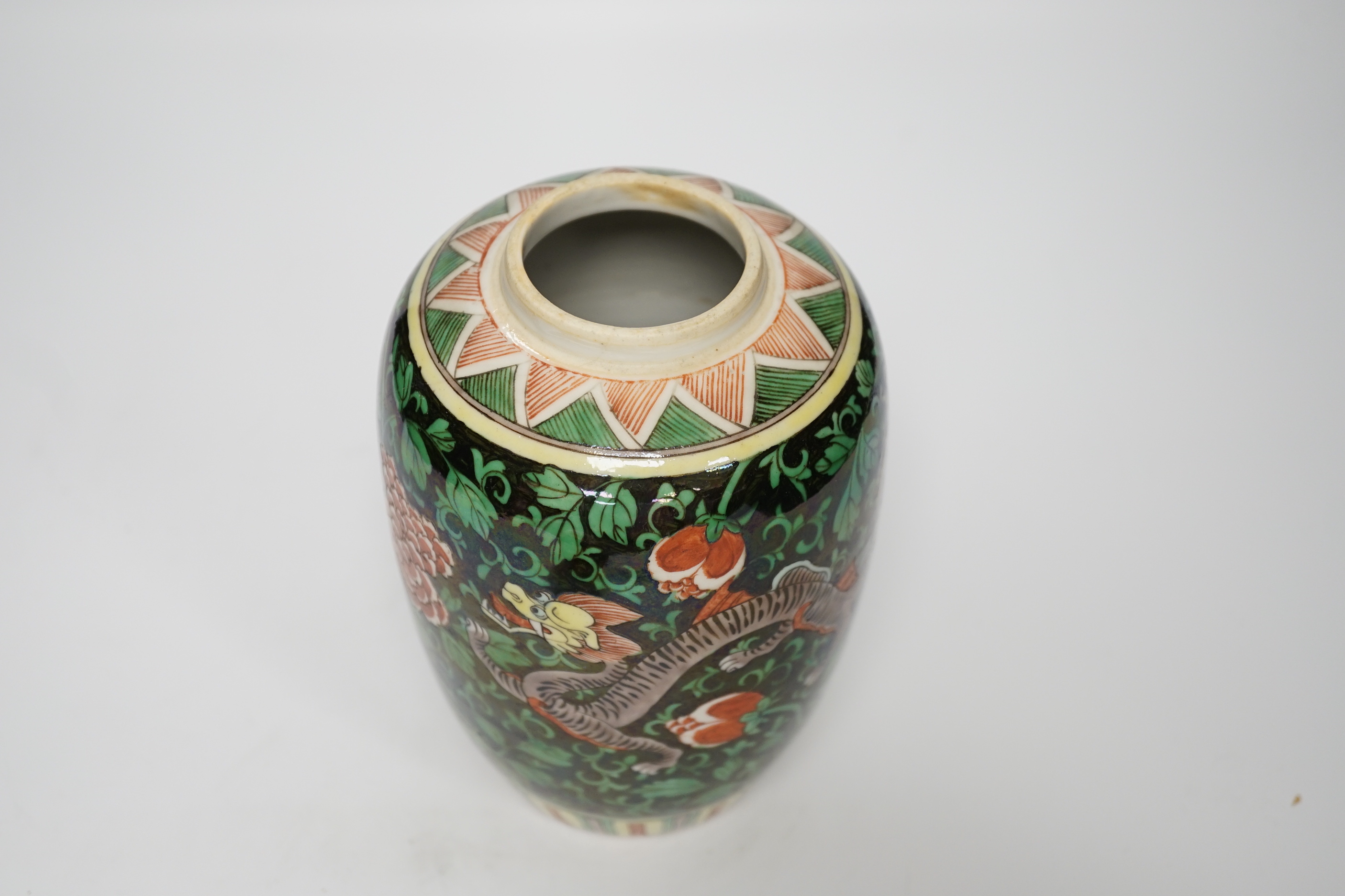 A small Chinese famille noire ‘dragon’ jar and cover, late 19th century, 21.5cm